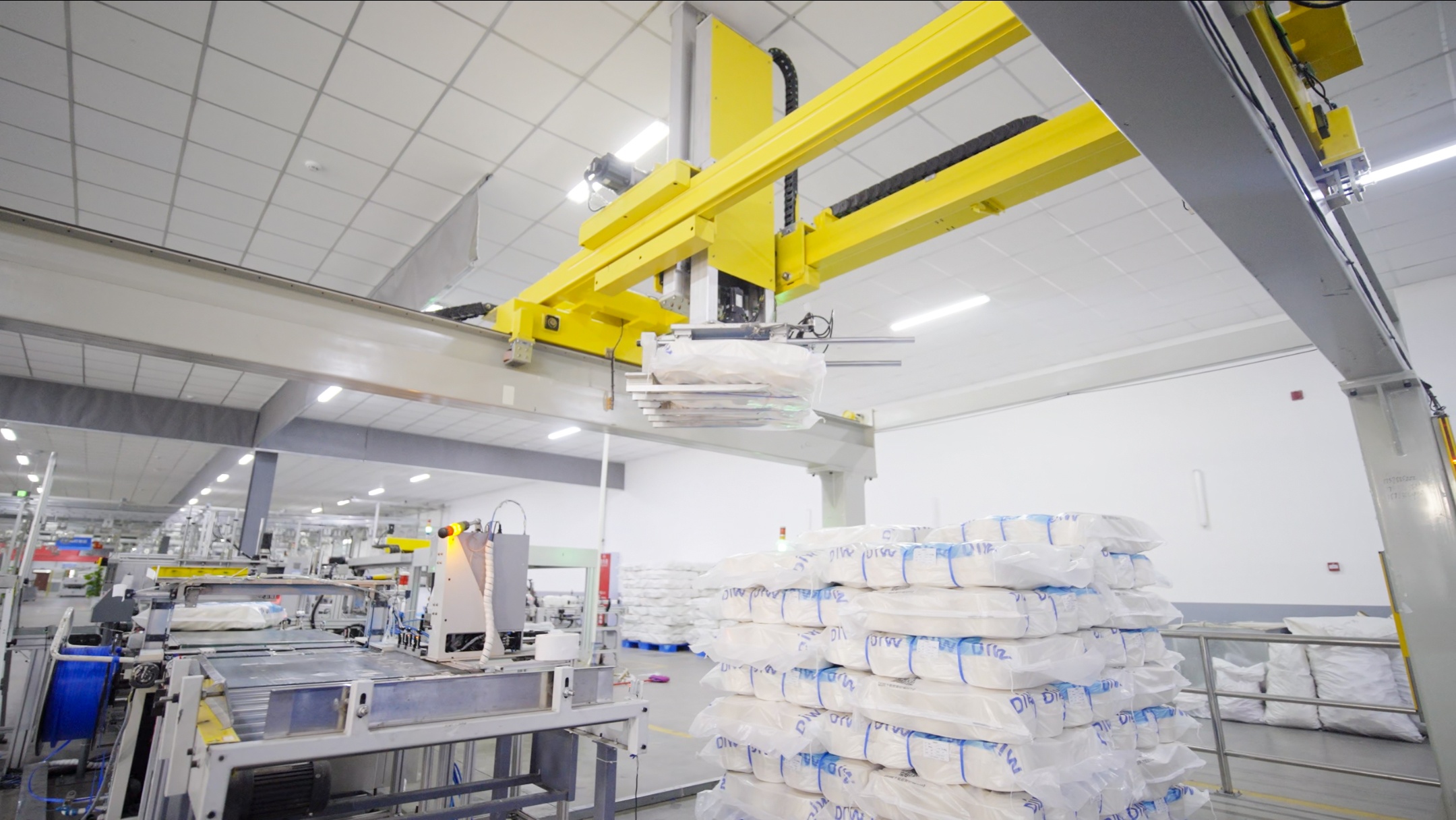 1753931381500677.jpg 全自動筒紗輸送包裝系統在用戶現場投入使用.jpg